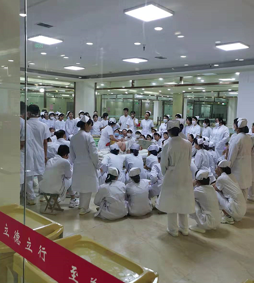 初中生可以學(xué)護(hù)士嗎？學(xué)護(hù)士是一個(gè)怎么樣的流程？