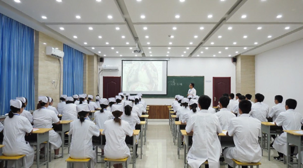 初三輟學的學生能否報考河北同仁醫(yī)學中等專業(yè)學校？
